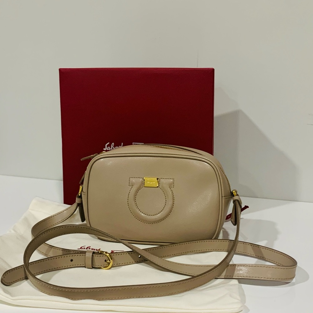 Salvatore Ferragamo💯 gancini camera crossbody bag